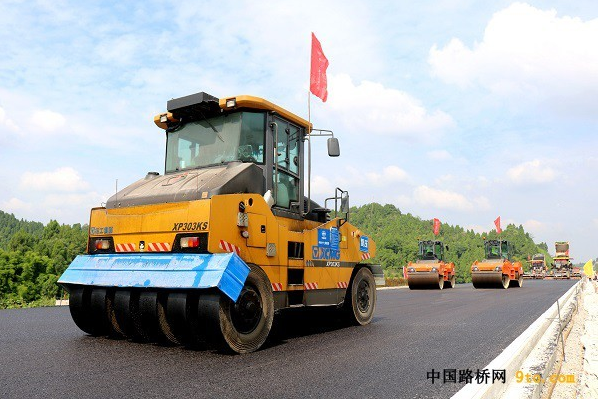 合安高速公路开始进行路面沥青摊铺施工-智能摊铺系统起什么作用？