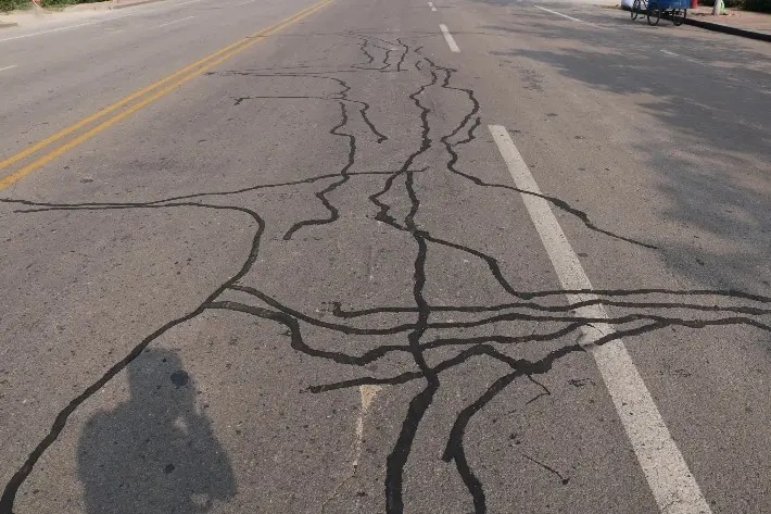 关于沥青道路路面常见的问题以及处理方法