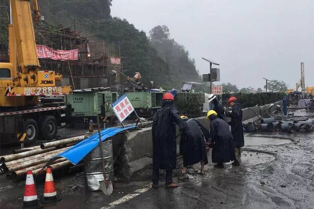 高原戈壁无人智能摊铺背后的数字基座：北斗+惯性导航如何重塑极端环境施工逻辑